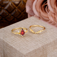 Nature Inspired The Dreamy Kite- Cut Natural Garnet with Fantasy Leaf Gold Ring Set