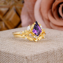 Nature Inspired The Dreamy Kite- Cut Natural Amethyst with Fantasy Leaf Gold Ring Set