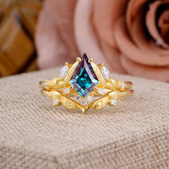 Nature Inspired The Dreamy Kite- Cut Alexandrite with Fantasy Leaf Gold Ring Set