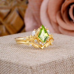 Nature Inspired The Dreamy Kite- Cut Peridot with Fantasy Leaf Gold Ring Set