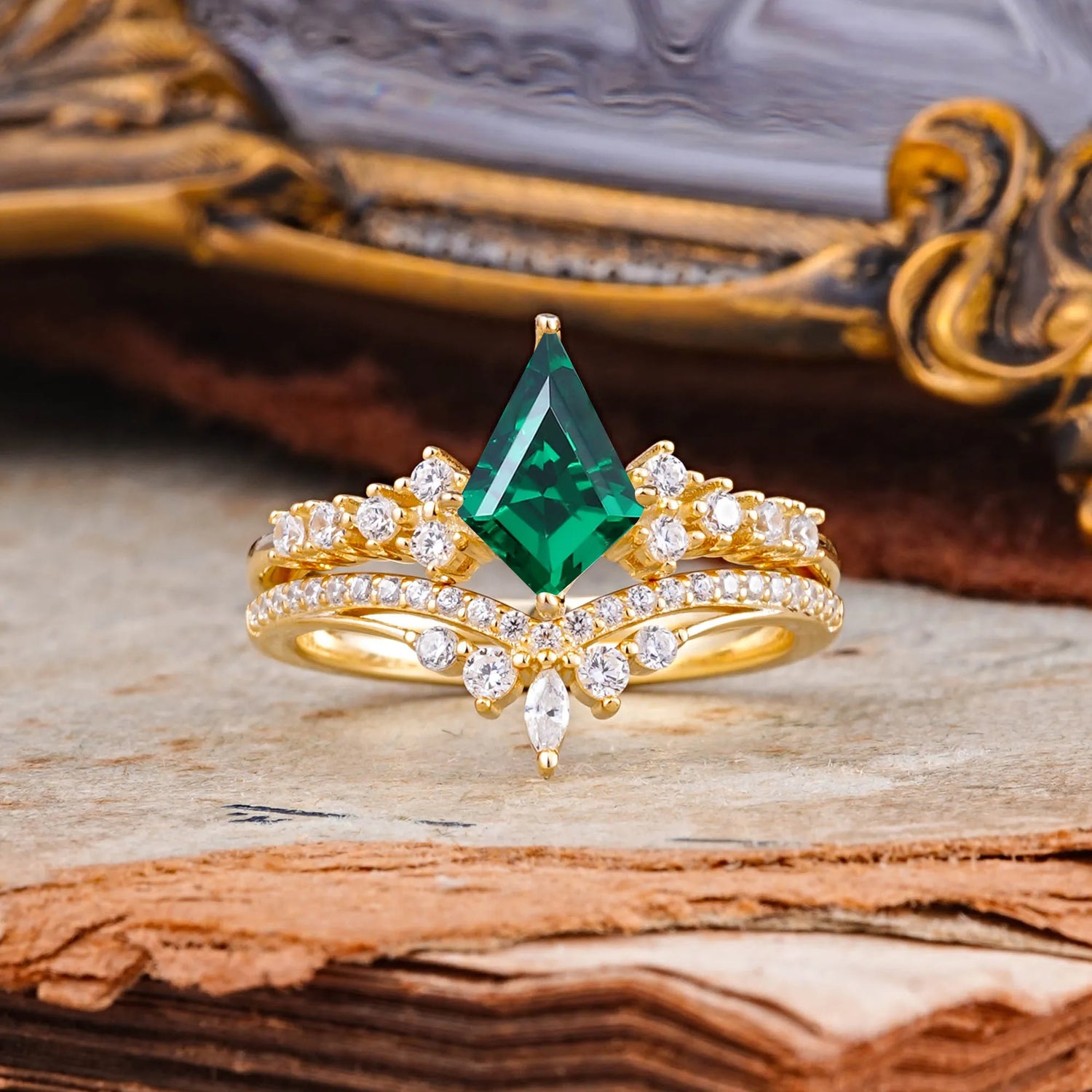 Luxury Kite-Cut Emerald Bridal Ring Set - Romalar Jewelry