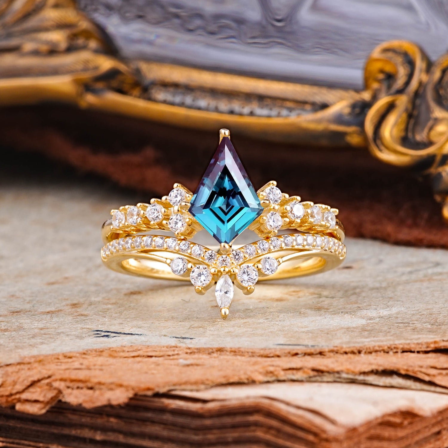 Luxury Kite-Cut Alexandrite Bridal Ring Set