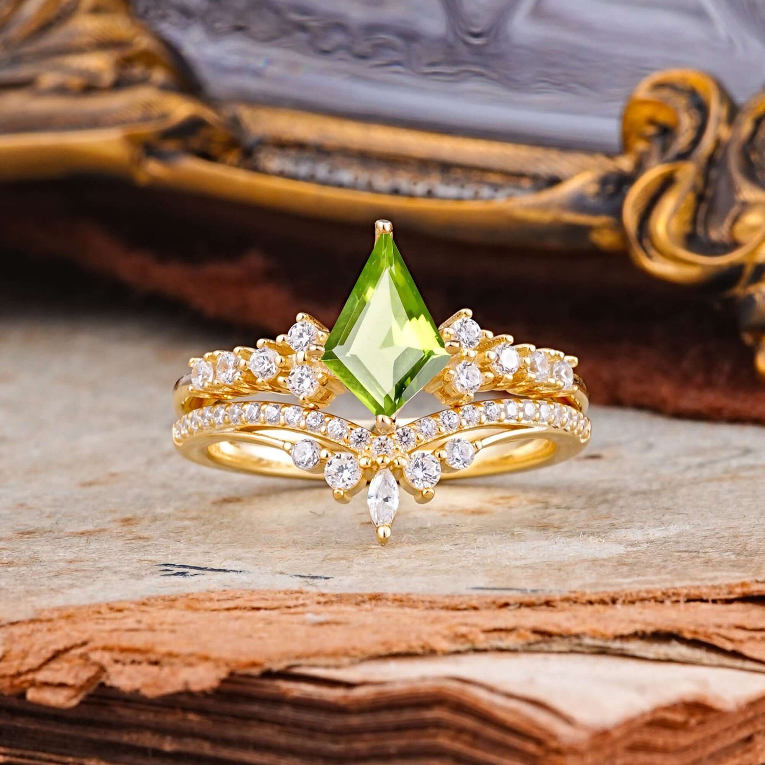 Luxury Kite-Cut Peridot Bridal Ring Set