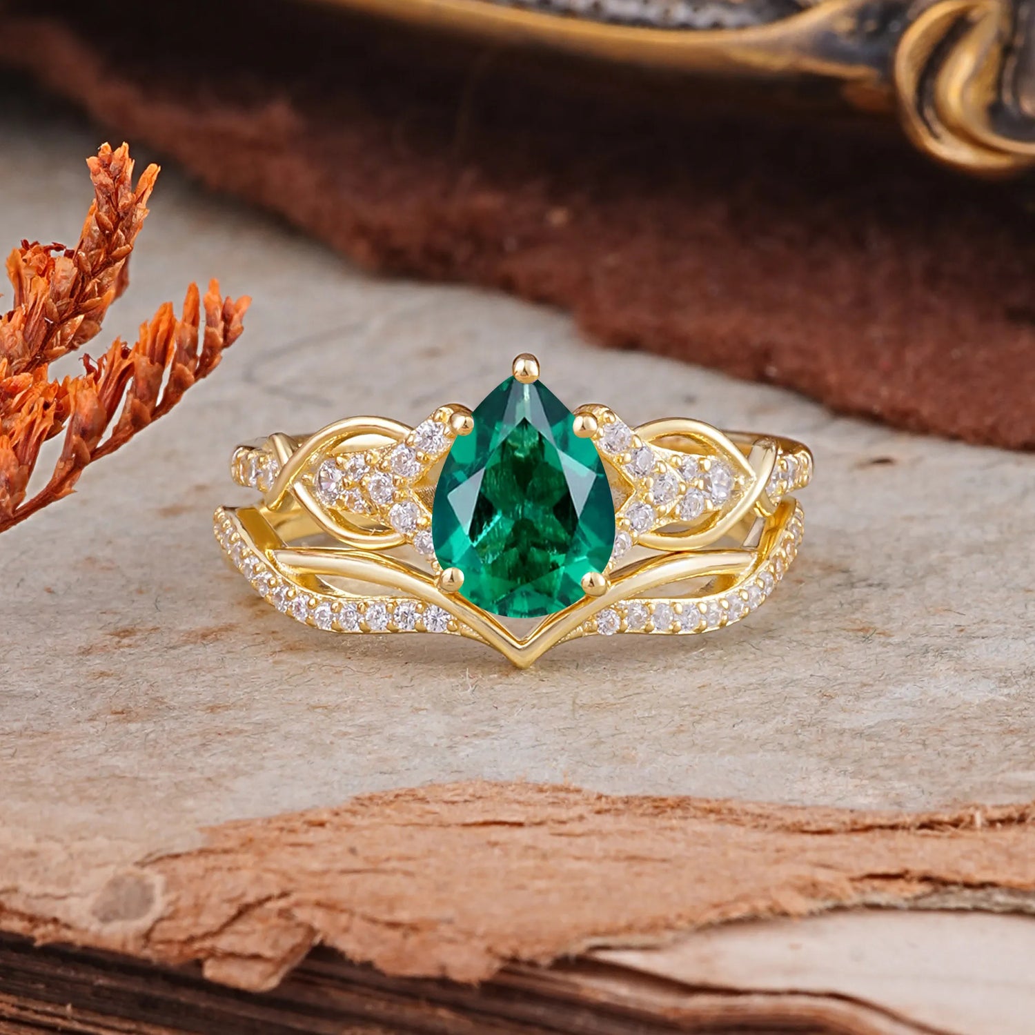 Romantic 5-Prong Pear Cut Emerald Stacking Bridal Ring Set
