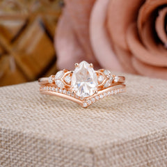 Luxurious Vintage-Inspired 4-Prong Tear-Cut Moissanite Engagement Ring Set
