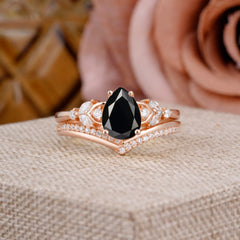 Luxurious Vintage-Inspired 4-Prong Pear-Cut Black Onyx Engagement Ring Set