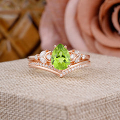 Luxurious Vintage-Inspired 4-Prong Pear-Cut Natural Peridot Engagement Ring Set