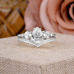 Luxurious Vintage-Inspired 4-Prong Pear-Cut Lab Diamond Engagement Ring Set