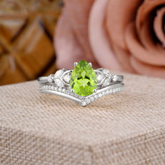 Luxurious Vintage-Inspired 4-Prong Pear-Cut Natural Peridot Engagement Ring Set