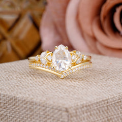 Luxurious Vintage-Inspired 4-Prong Tear-Cut Moissanite Engagement Ring Set