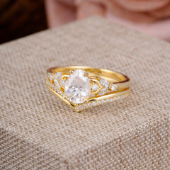 Luxurious Vintage-Inspired 4-Prong Tear-Cut Moissanite Engagement Ring Set