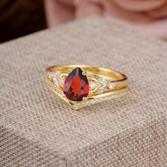 Luxurious Vintage-Inspired 4-Prong Pear-Cut Garnet Engagement Ring Set
