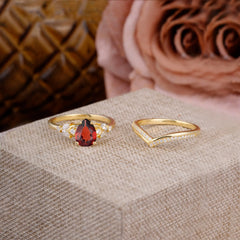 Luxurious Vintage-Inspired 4-Prong Pear-Cut Garnet Engagement Ring Set