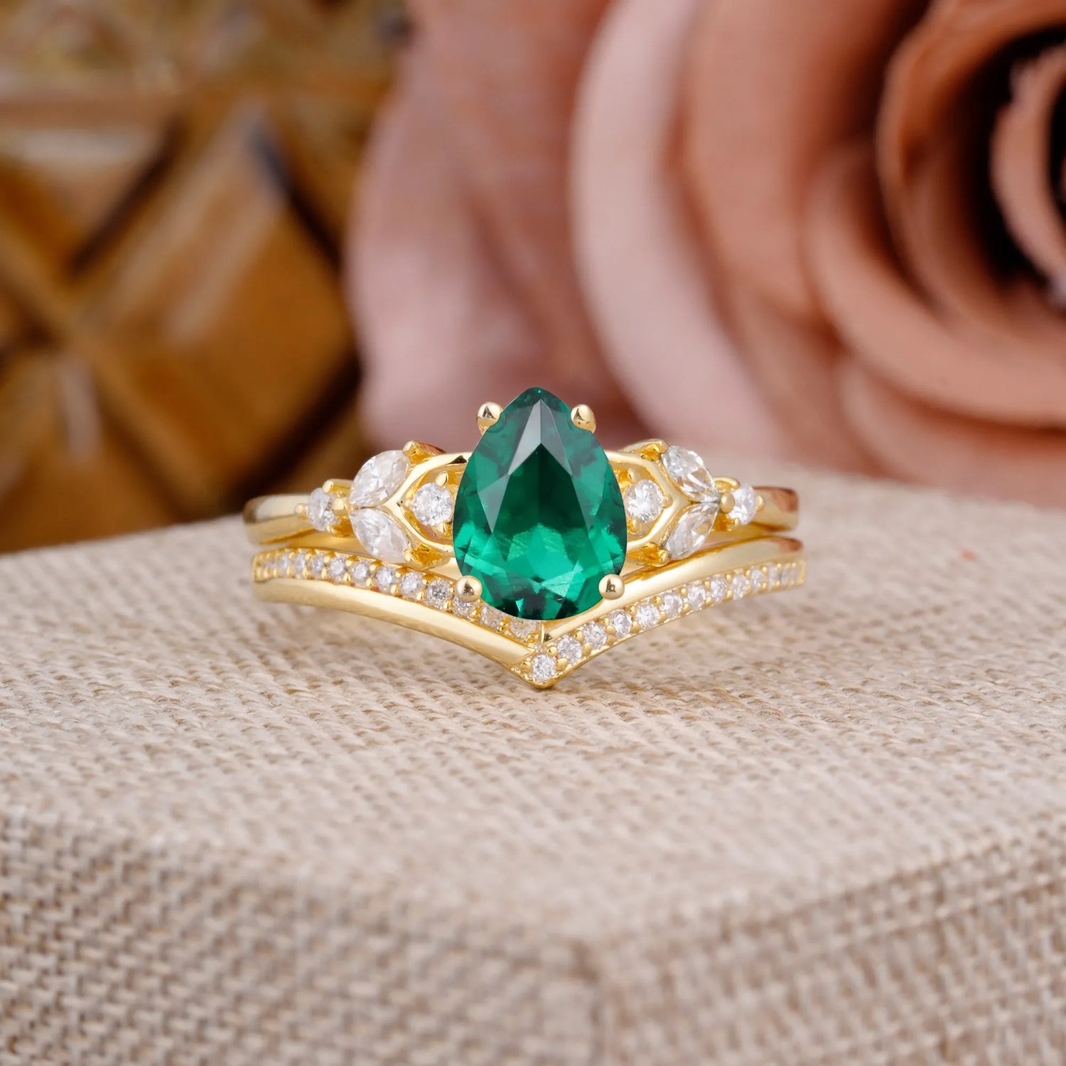 Luxurious Vintage-Inspired 4-Prong Pear-Cut Emerald Engagement Ring Set