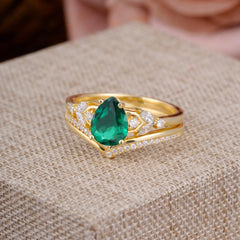 Luxurious Vintage-Inspired 4-Prong Pear-Cut Emerald Engagement Ring Set