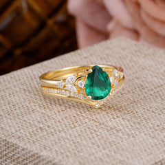 Luxurious Vintage-Inspired 4-Prong Pear-Cut Emerald Engagement Ring Set