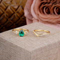 Luxurious Vintage-Inspired 4-Prong Pear-Cut Emerald Engagement Ring Set