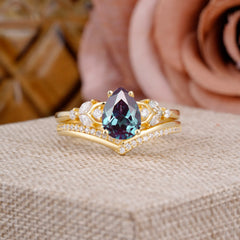Luxurious Vintage-Inspired 4-Prong Pear-Cut Alexandrite Engagement Ring Set