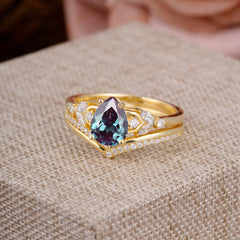 Luxurious Vintage-Inspired 4-Prong Pear-Cut Alexandrite Engagement Ring Set