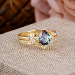 Luxurious Vintage-Inspired 4-Prong Pear-Cut Alexandrite Engagement Ring Set