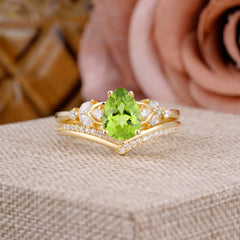 Luxurious Vintage-Inspired 4-Prong Pear-Cut Natural Peridot Engagement Ring Set