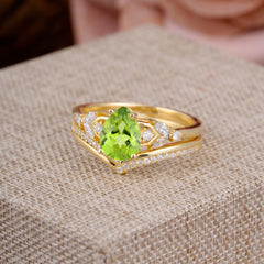 Luxurious Vintage-Inspired 4-Prong Pear-Cut Natural Peridot Engagement Ring Set