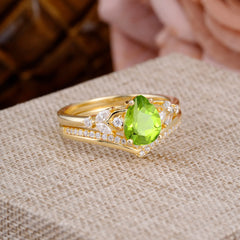 Luxurious Vintage-Inspired 4-Prong Pear-Cut Natural Peridot Engagement Ring Set
