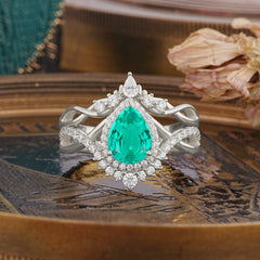 Elegant Pear-Cut Emerald Engagement Ring Set