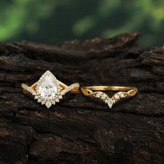 Elegant Pear-Cut Moissanite Engagement Ring Set