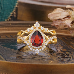 Elegant Pear-Cut 3 Prong Natural Garnet Engagement Ring Set