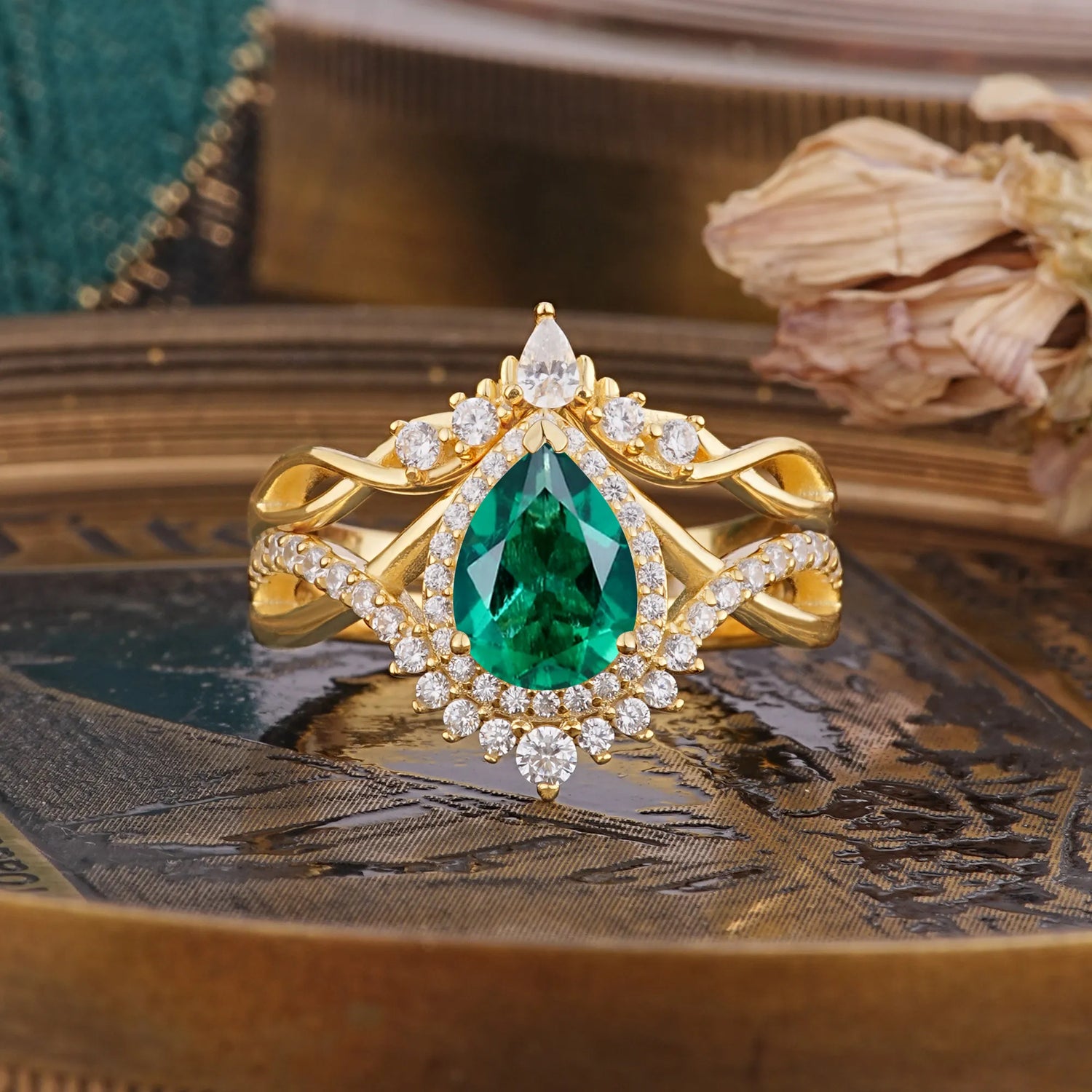 Elegant Pear-Cut Emerald Bridal Ring Set