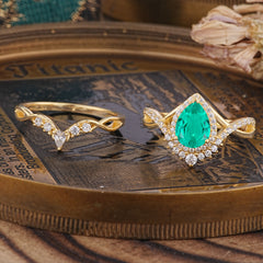 Elegant Pear-Cut Emerald Engagement Ring Set