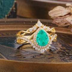 Elegant Pear-Cut Emerald Engagement Ring Set