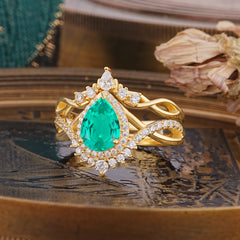 Elegant Pear-Cut Emerald Engagement Ring Set