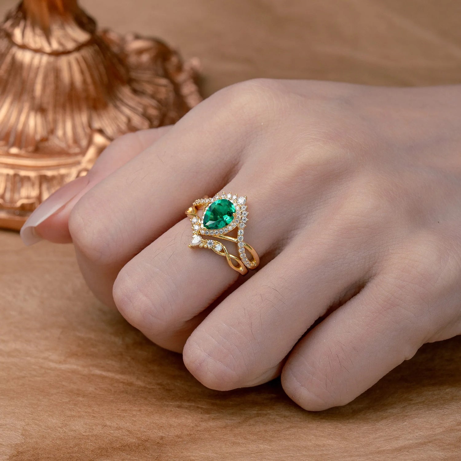 Elegant Pear-Cut Emerald Bridal Ring Set