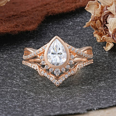 Ultra Luxurious Vintage Pear-Cut Moissanite Ring Set