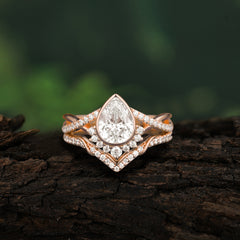 Ultra Luxurious Vintage Pear-Cut Moissanite Ring Set