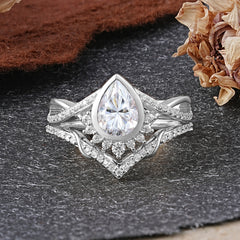 Ultra Luxurious Vintage Pear-Cut Moissanite Ring Set