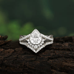 Ultra Luxurious Vintage Pear-Cut Moissanite Ring Set