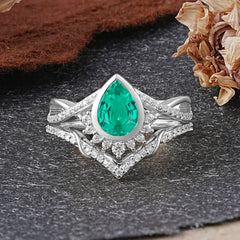 Ultra Luxurious Vintage Pear-Cut Emerald Ring Set