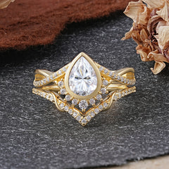 Ultra Luxurious Vintage Pear-Cut Moissanite Ring Set