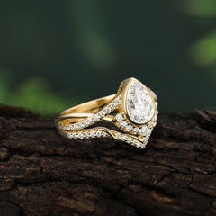 Ultra Luxurious Vintage Pear-Cut Moissanite Ring Set