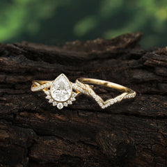Ultra Luxurious Vintage Pear-Cut Moissanite Ring Set