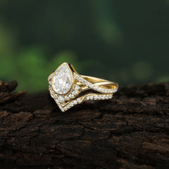 Ultra Luxurious Vintage Pear-Cut Moissanite Ring Set