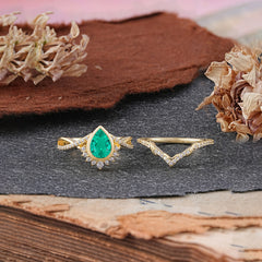 Ultra Luxurious Vintage Pear-Cut Emerald Ring Set