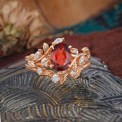 1.15 CT Delicate Leaf Accented 4 Prong Oval Shaped Garnet Ring Sets