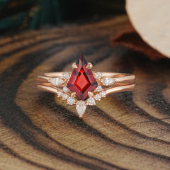 Classic Retro Luxury 4-Prong Kite-Cut Natural Garnet Stackable Ring Set
