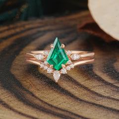 Classic Retro Luxury 4-Prong Kite-Cut Emerald Stackable Ring Set