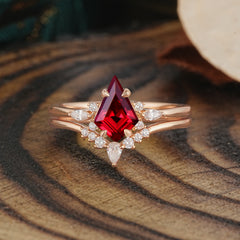 Classic Retro Luxury 4-Prong Kite-Cut Ruby Stackable Ring Set