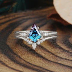 Classic Retro Luxury 4-Prong Kite-Cut Alexandrite Stackable Ring Set